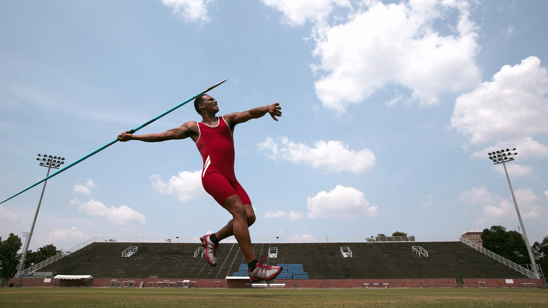 法比尼奥压力下完成爆发，巴萨争冠战险胜洪都拉斯新星闪耀