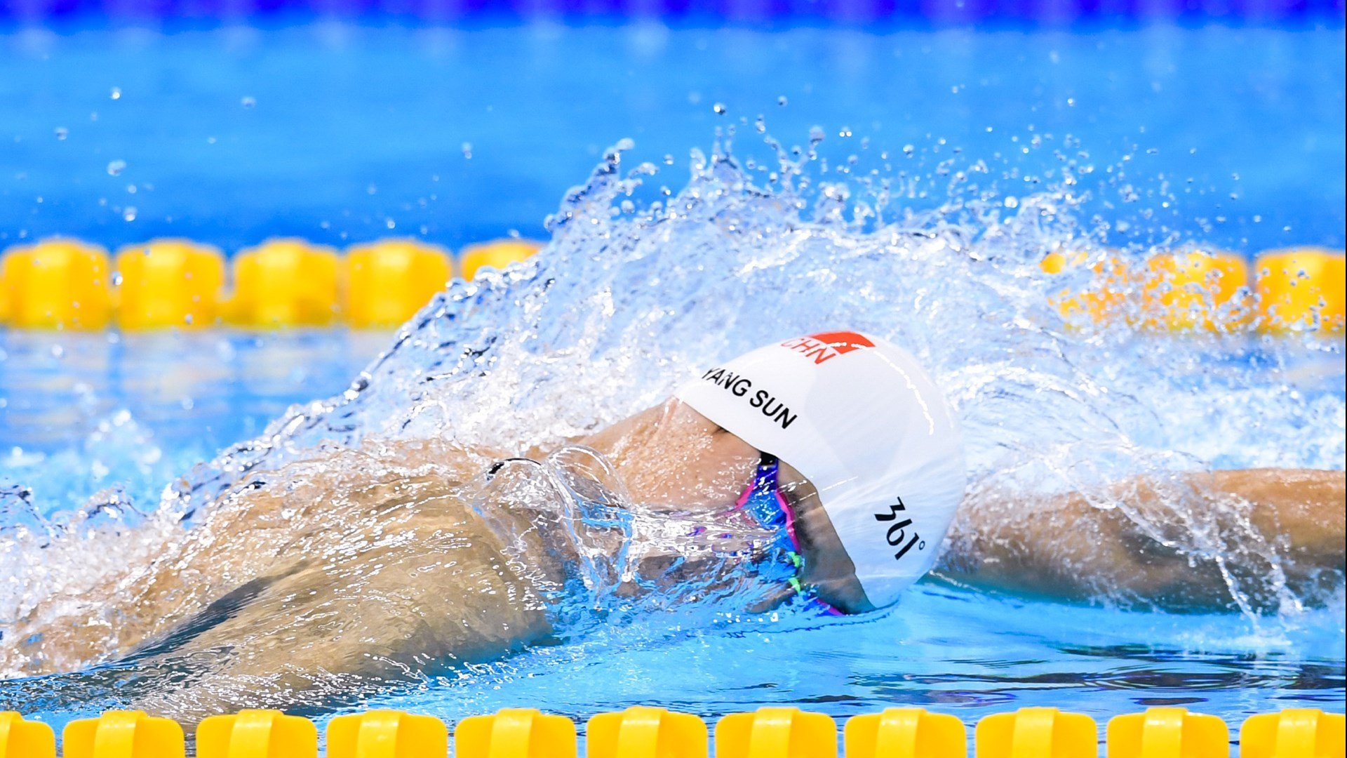 赛道上的心跳瞬间，周冠宇关键超车，哈斯车队险胜雷诺